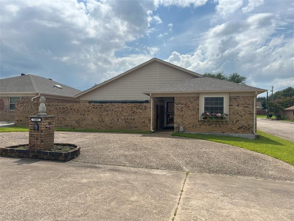 Property Photo: 1409 Elmwood Street TX 75482