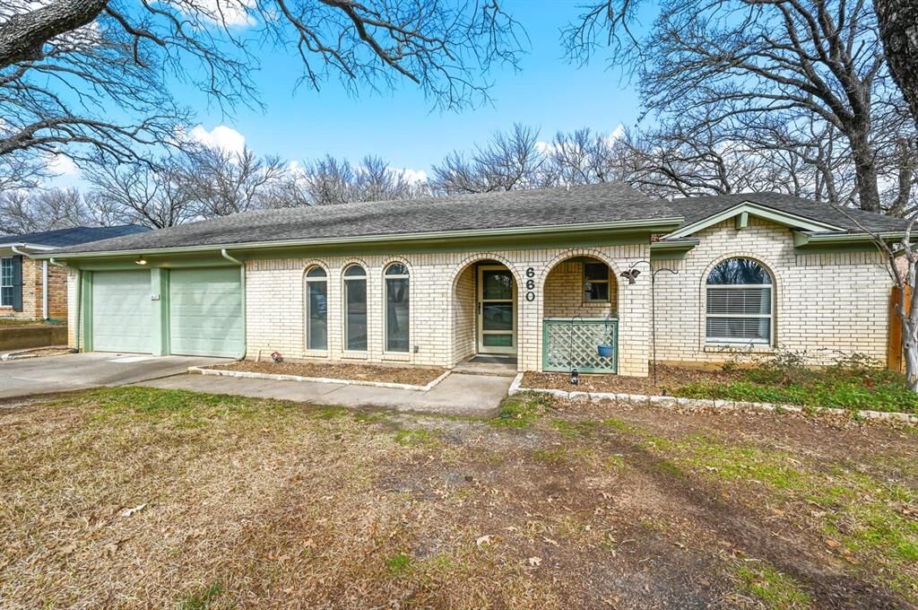 Property Photo: 660 Springhill Drive TX 76054