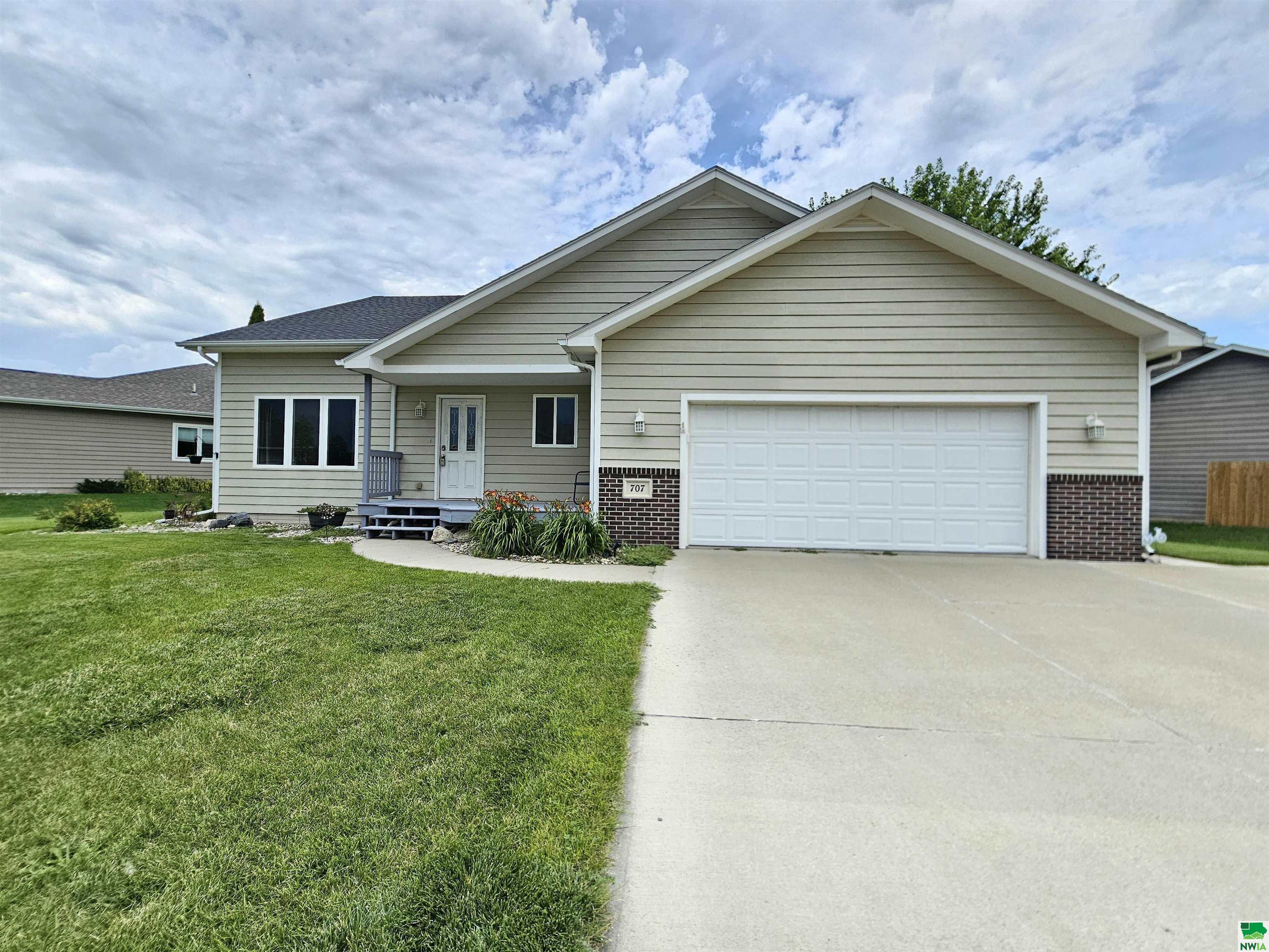 Property Photo: 707 Prairie Blvd SD 57049
