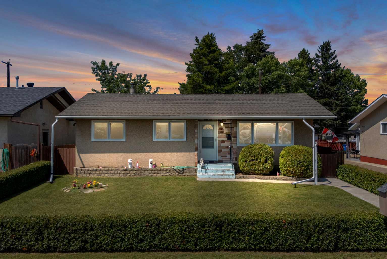 Property Photo: 25 Fairway Avenue AB T4N 4Y9