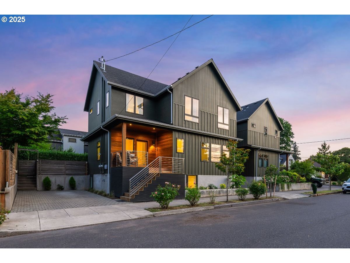 Property Photo:  3904 NE Going St  OR 97211 
