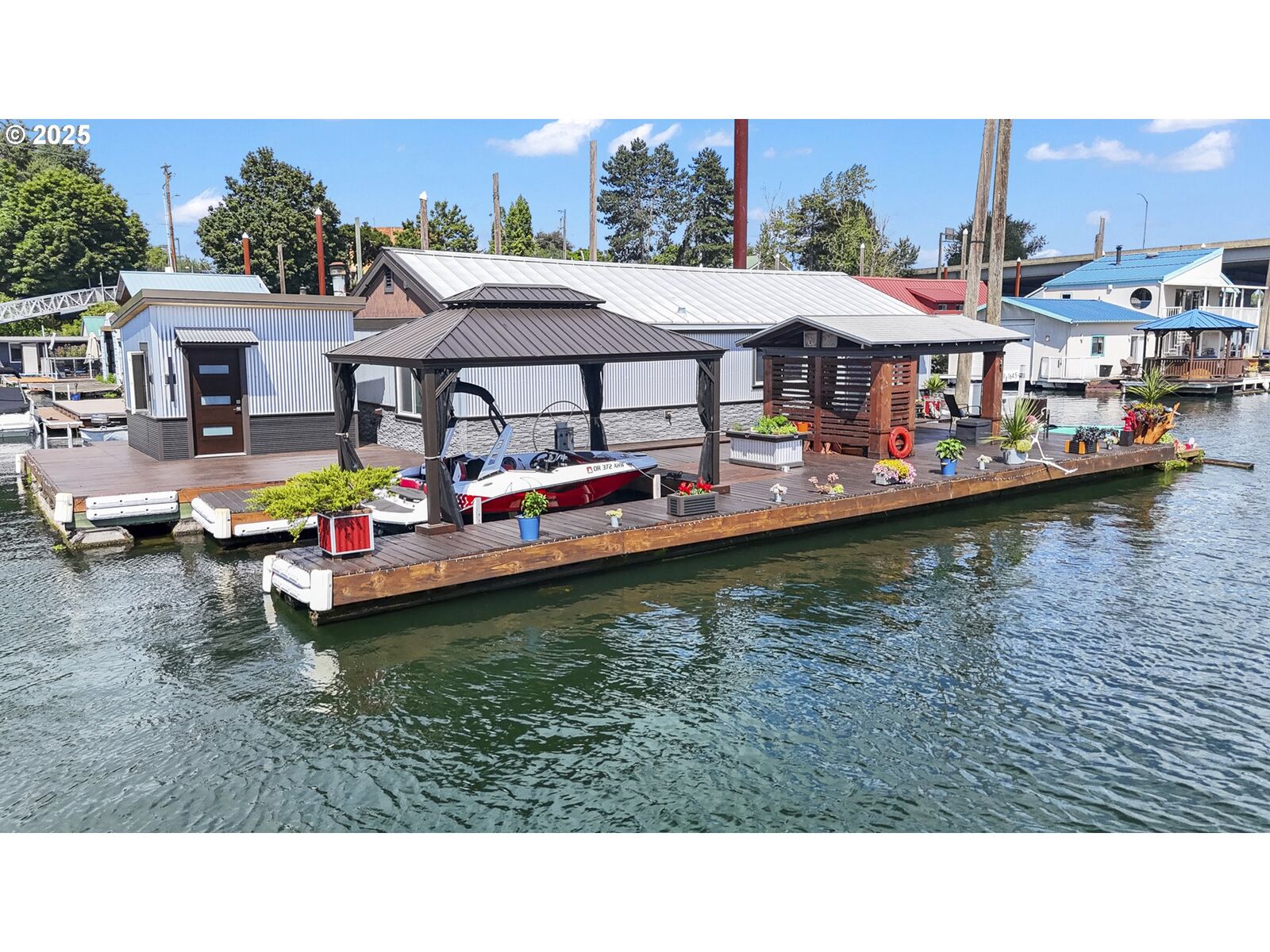 Property Photo: 1645 N Jantzen Ave OR 97217