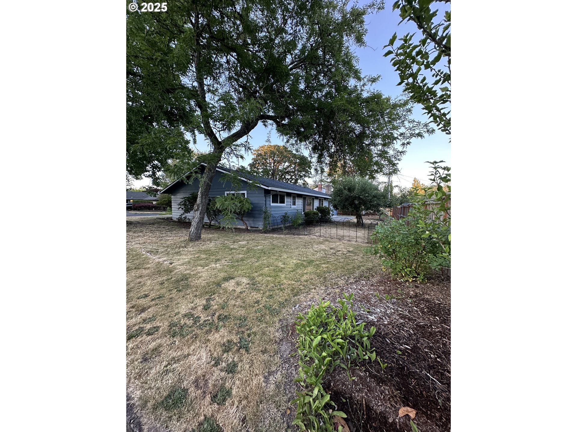 Property Photo: 8940 SW Oak Ln OR 97223