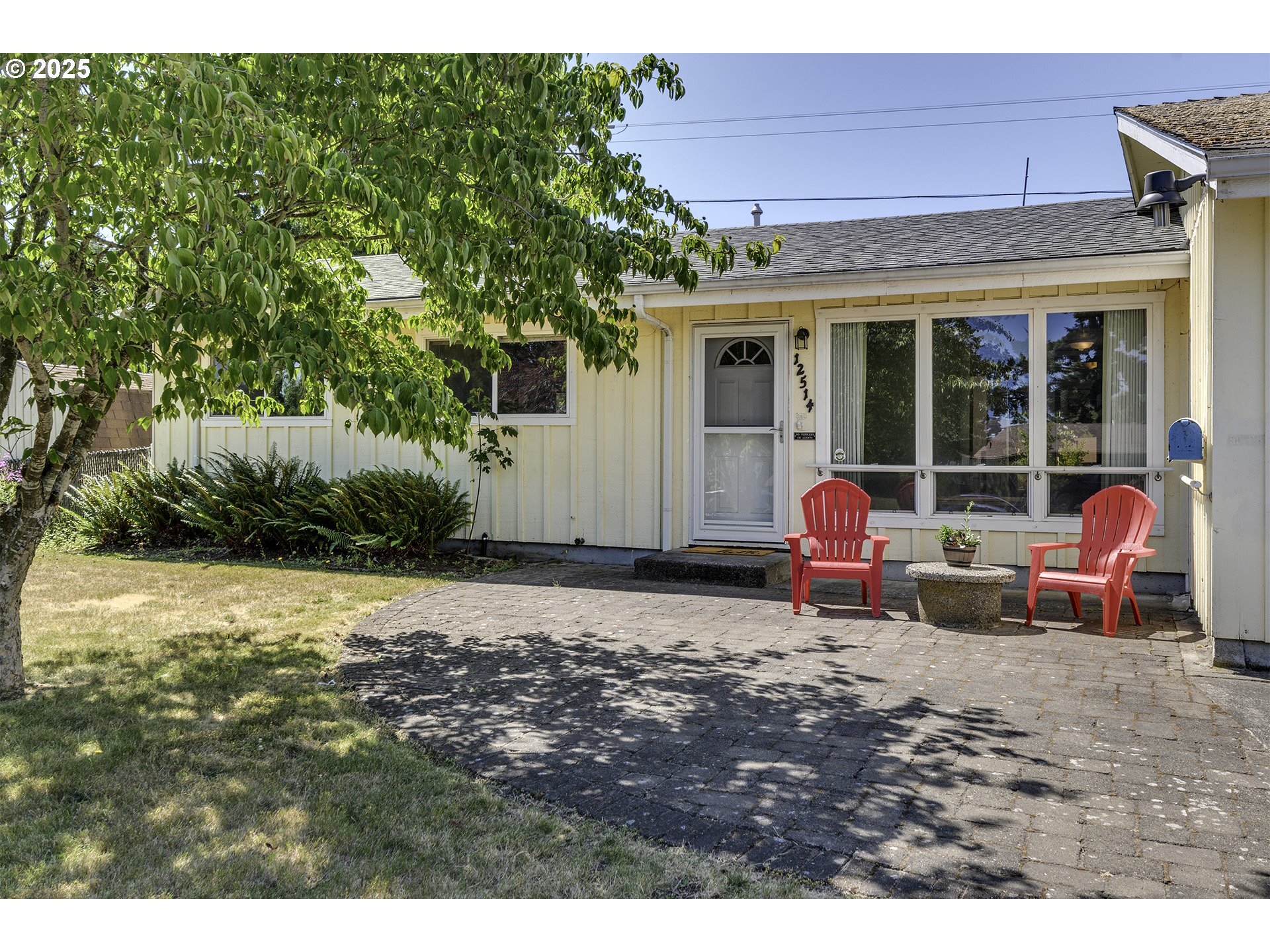 Property Photo: 12514 NE Russell St OR 97230