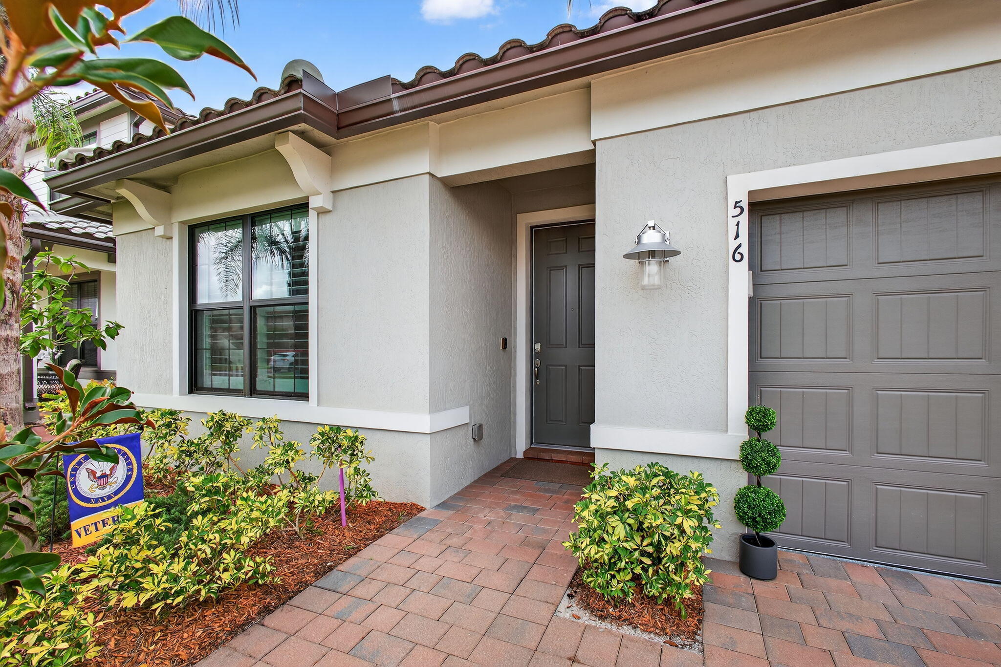 Property Photo: 516 SE Villandry Way FL 34986