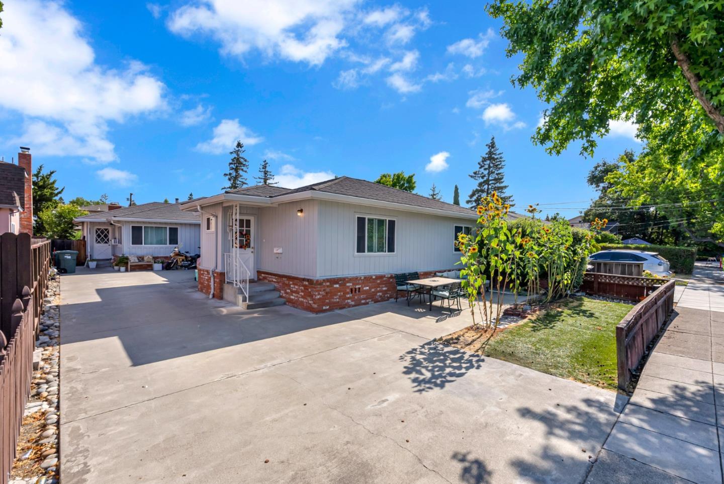 Property Photo: 1567 Hawes Court CA 94061