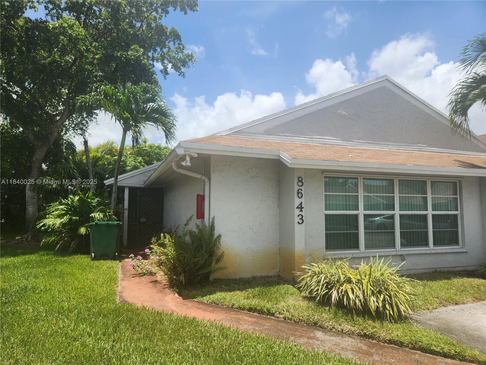 Property Photo: 8643 Bridle Path Ct 8643 FL 33328
