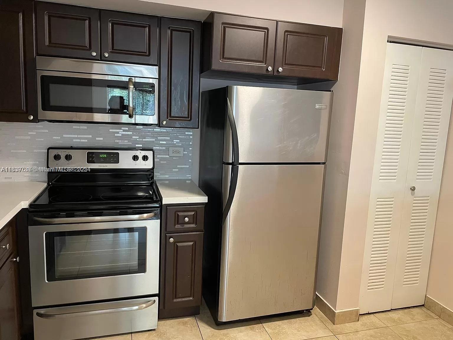 Property Photo: 3690 N 56th Ave 916 FL 33021