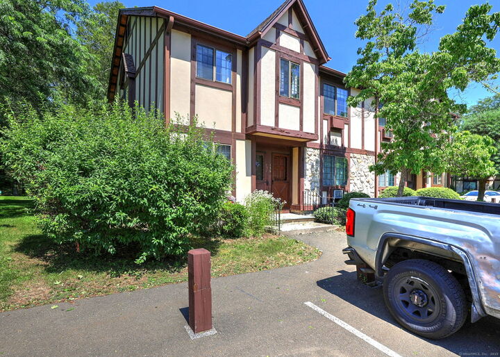 Property Photo: 138 Foxwood Close 138 CT 06461