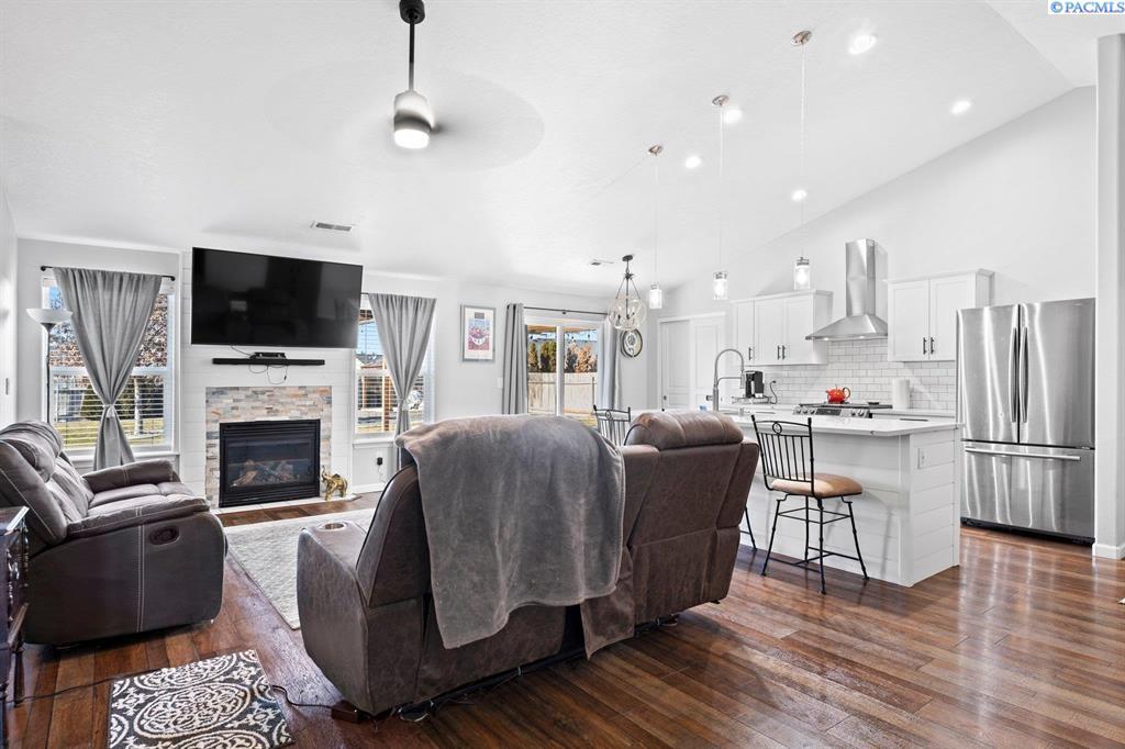 Property Photo: 6104 Bayview Lane WA 99301