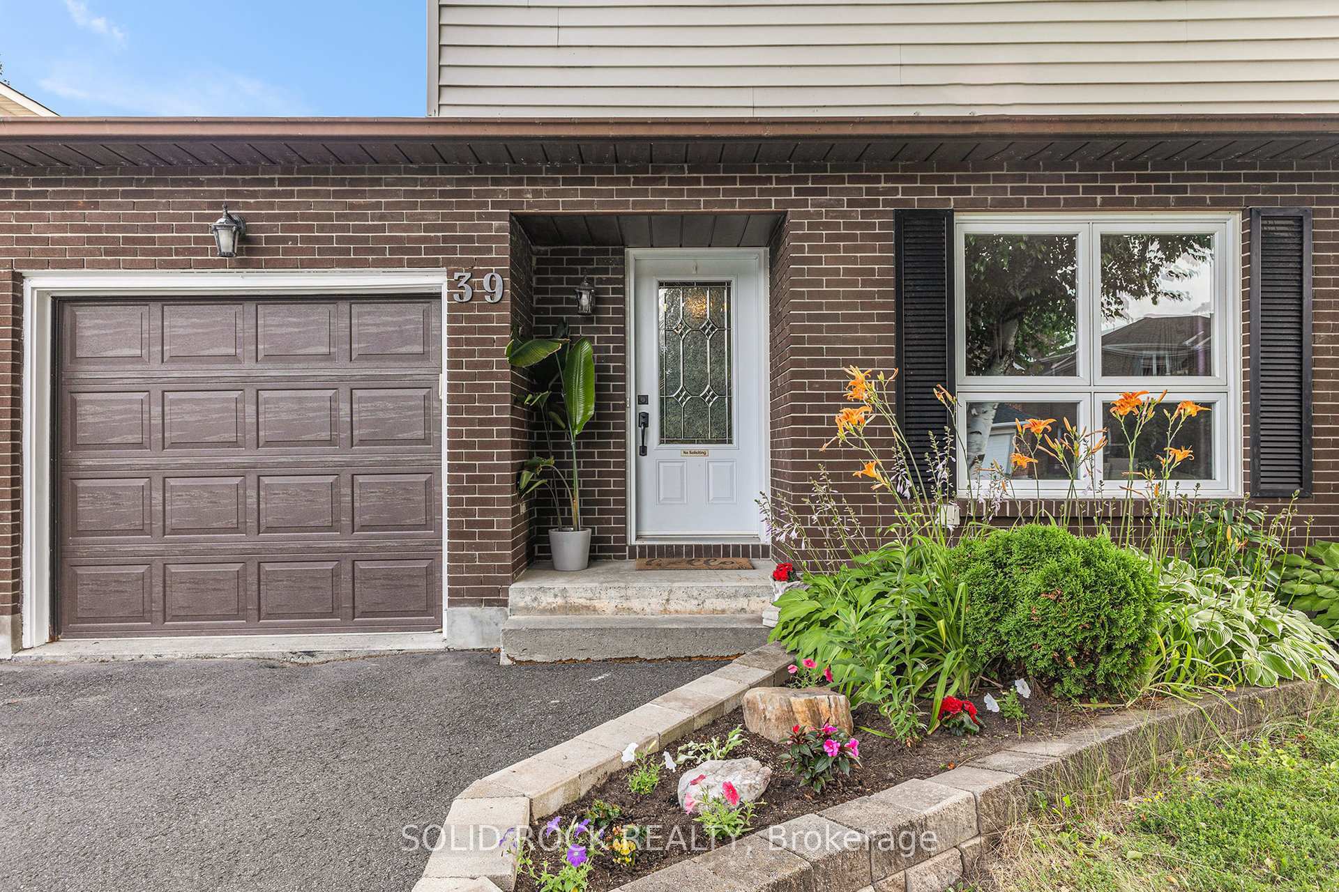 Property Photo: 39 Kadeer Way ON K2J 1J6