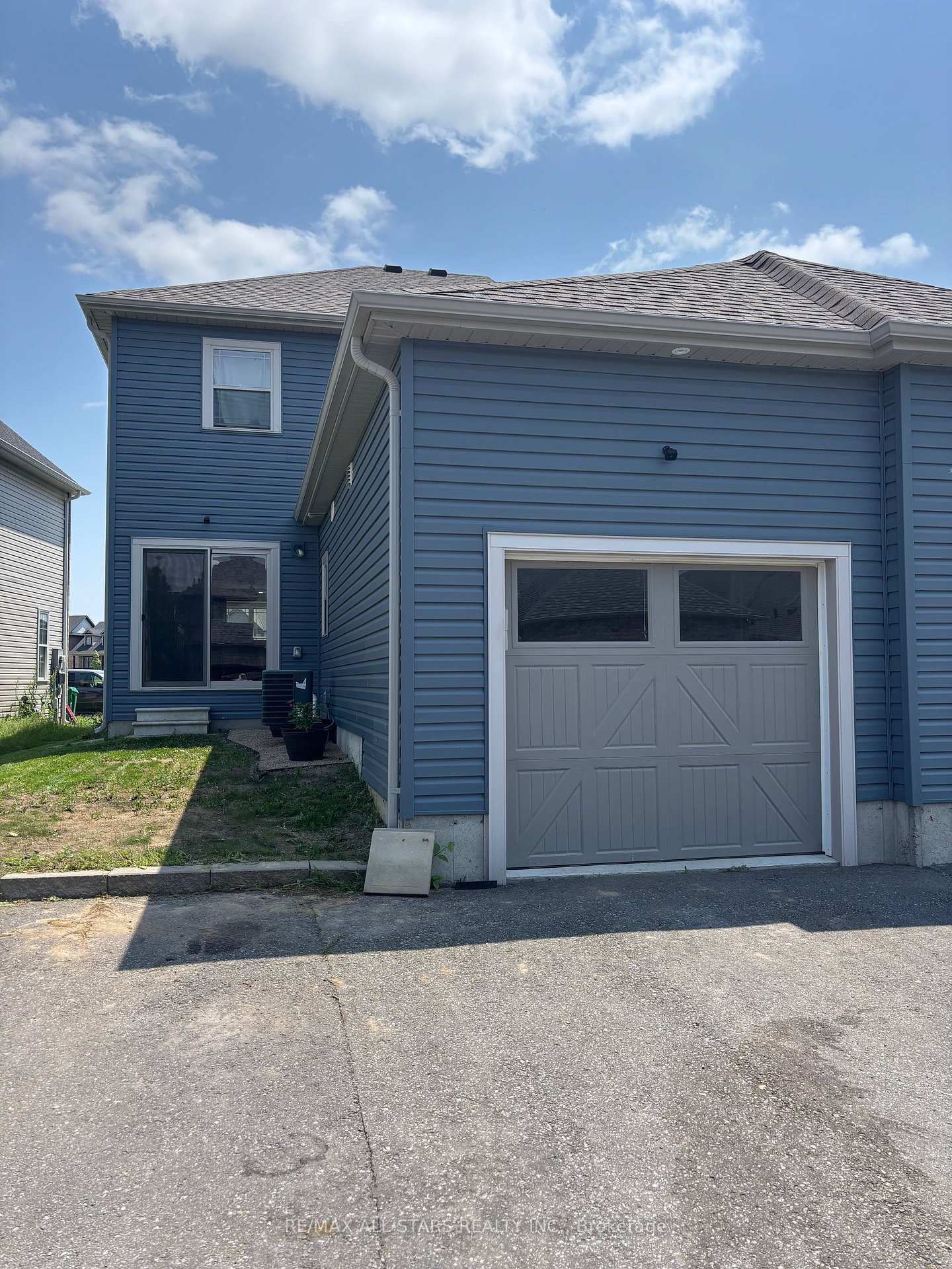 Property Photo: 845 Broadway Boulevard ON K9H 0J1