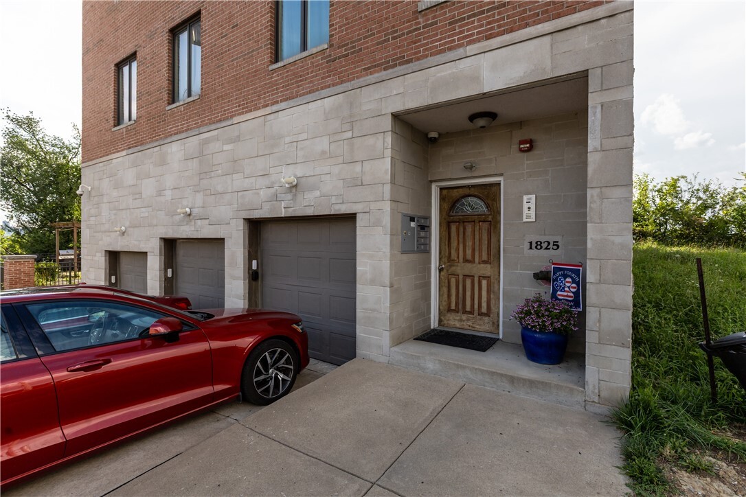 Property Photo: 1825 Arcena Street 3 PA 15219