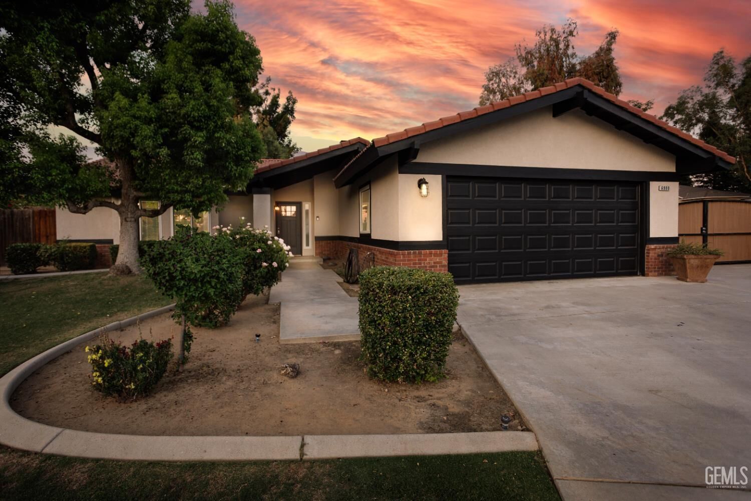 Property Photo: 6900 Aztec Way CA 93308