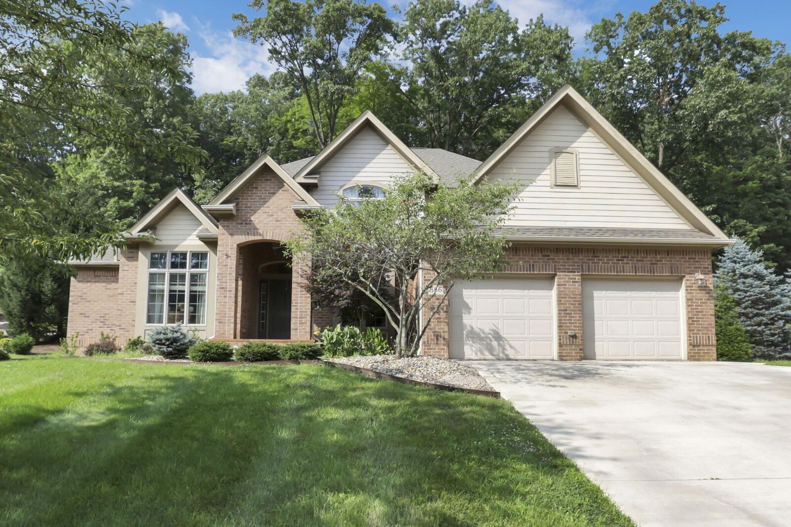Property Photo:  886 Howell Drive  OH 43055 