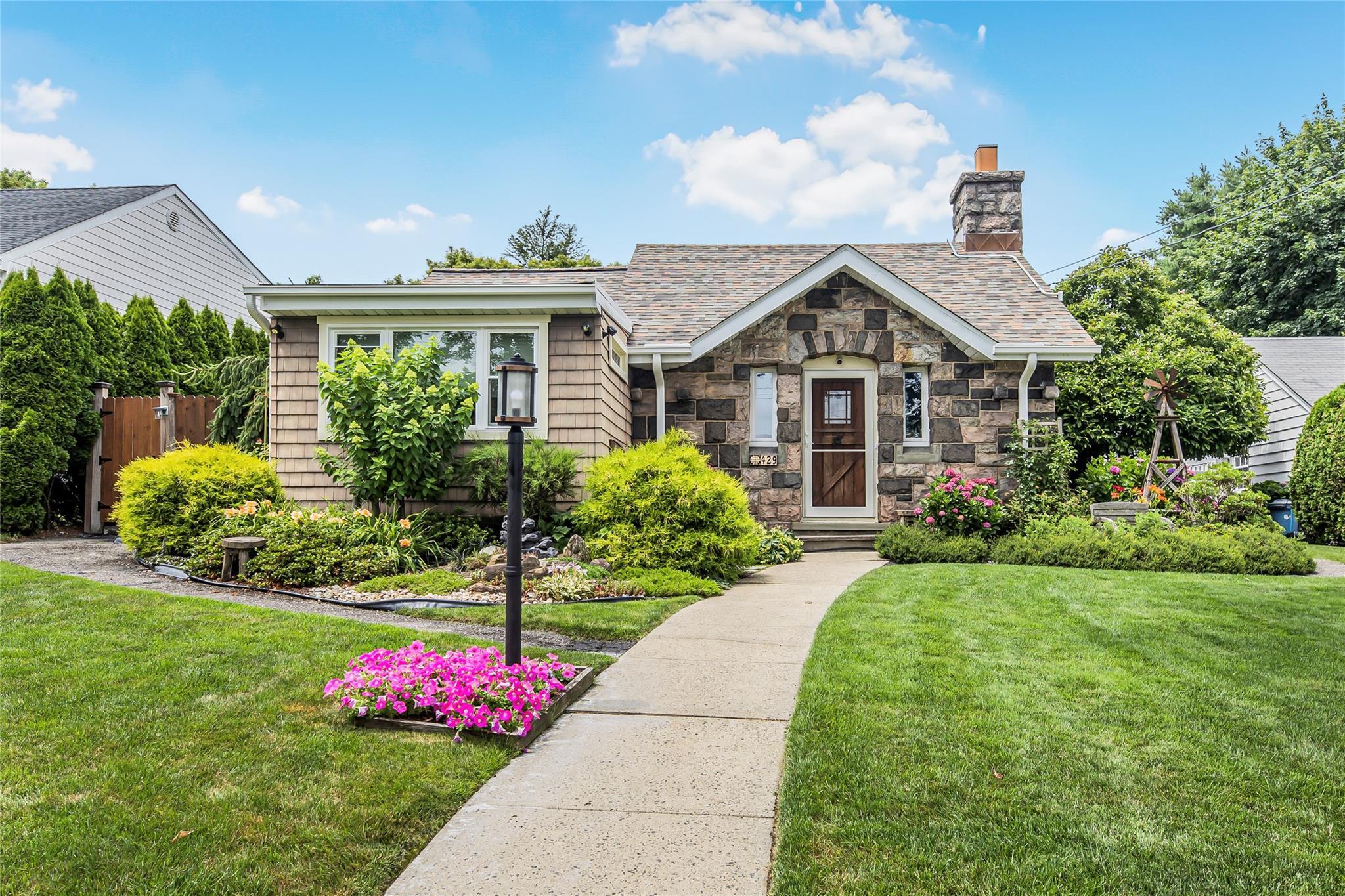 Property Photo:  429 Park Avenue  NY 10703 