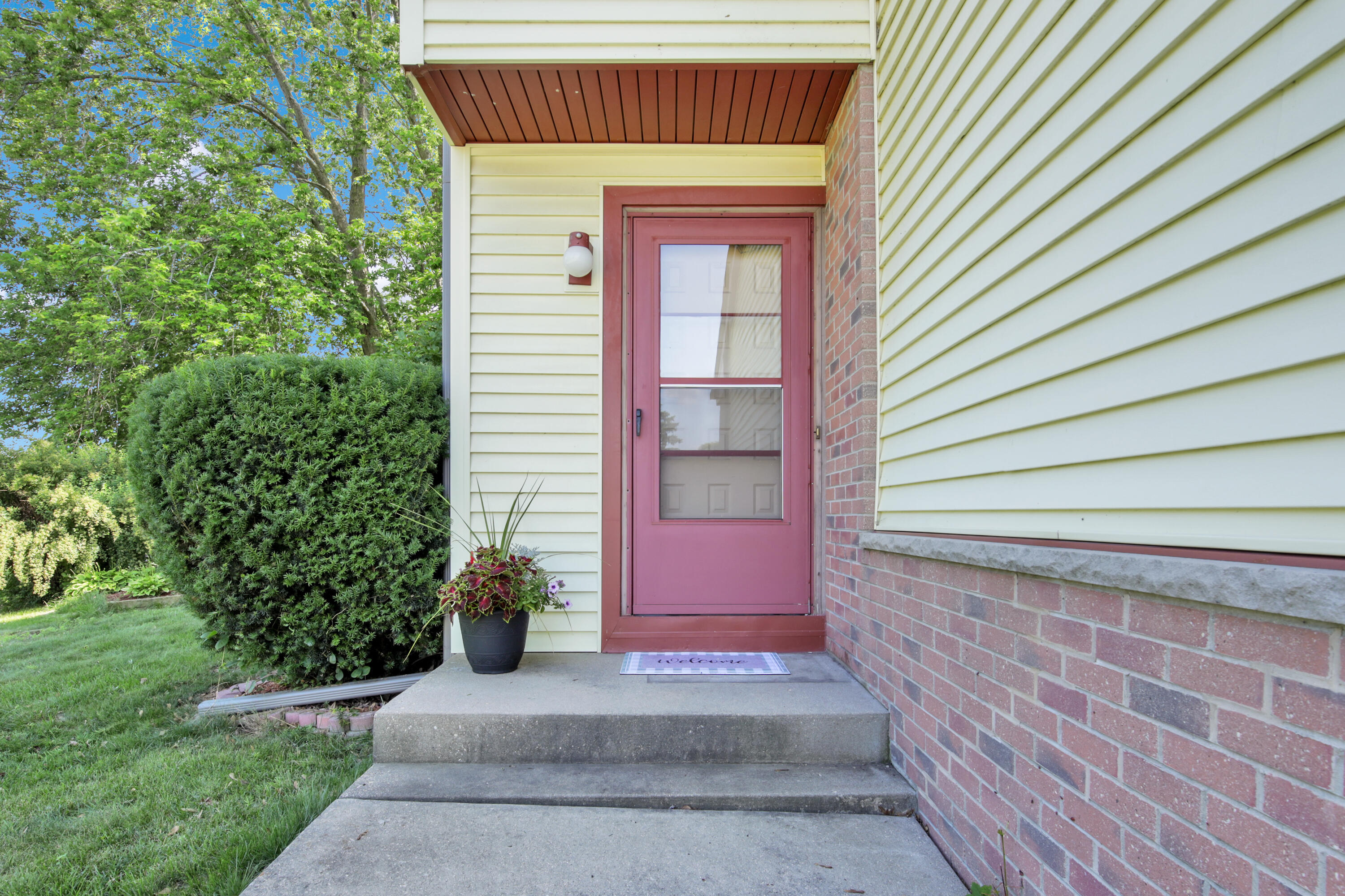 Property Photo: 2087 E Pendragon Ct WI 53154