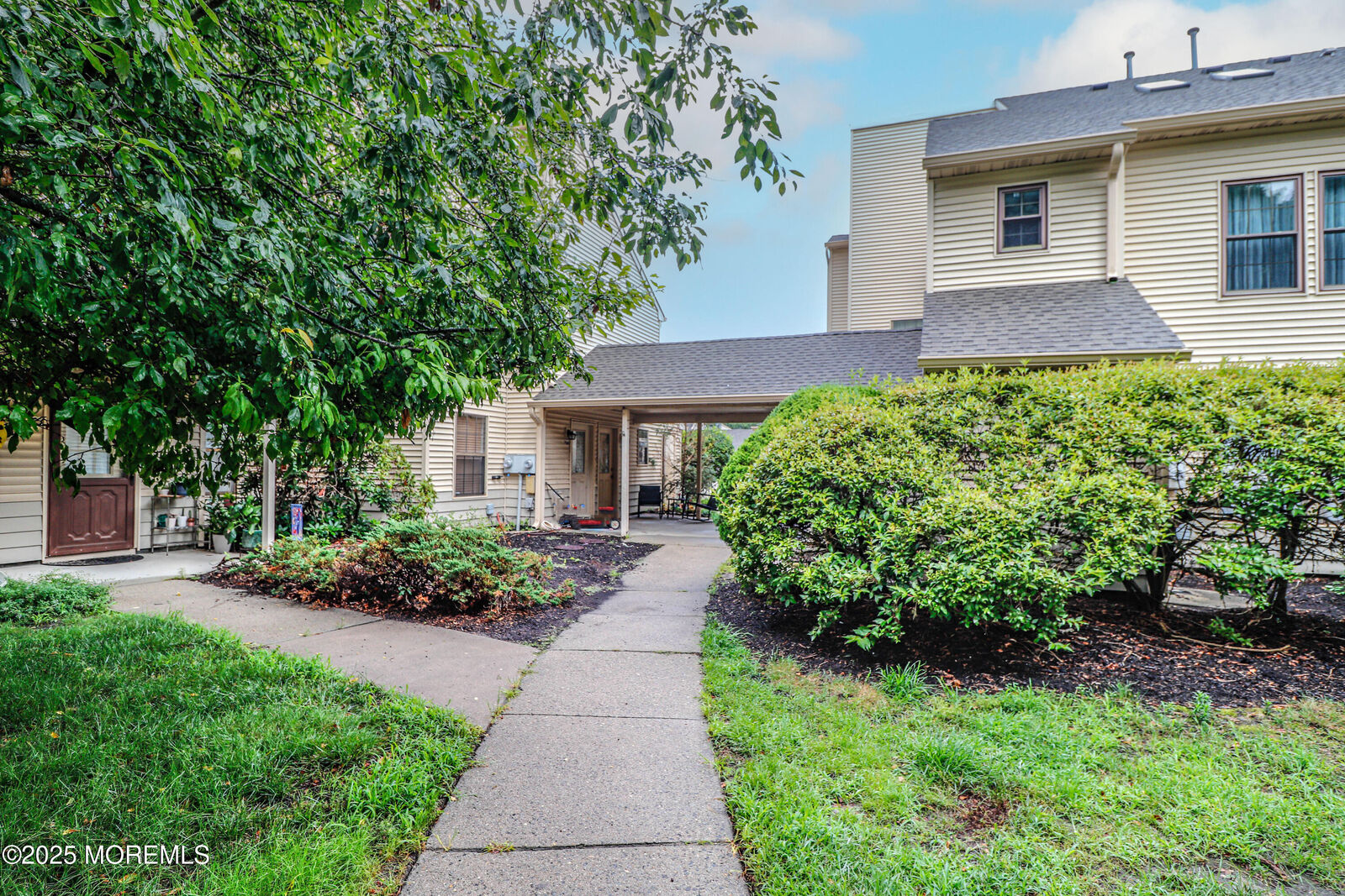 Property Photo:  707 Ivy Court  NJ 08527 