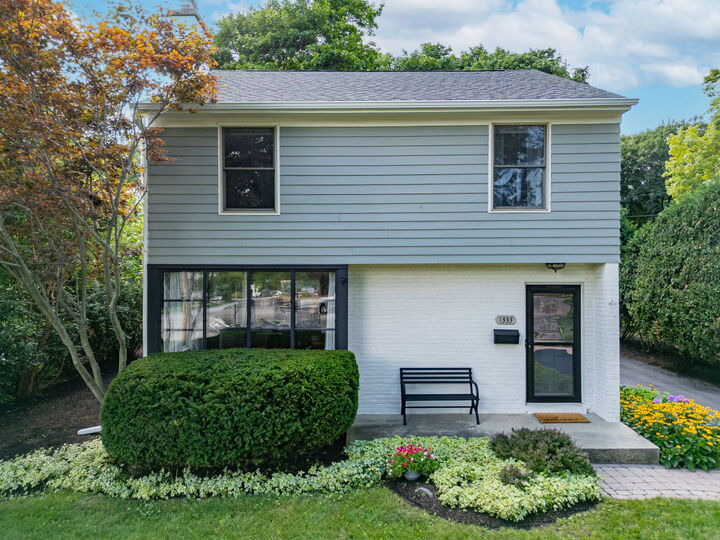 Property Photo:  1333 S 3rd Street  IL 60174 