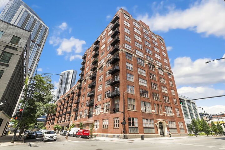 Property Photo: 360 W Illinois Street 2C IL 60654