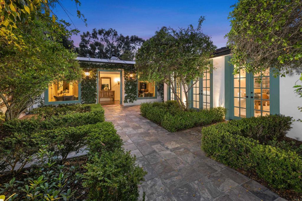 Property Photo: 15306 Las Planideras CA 92067