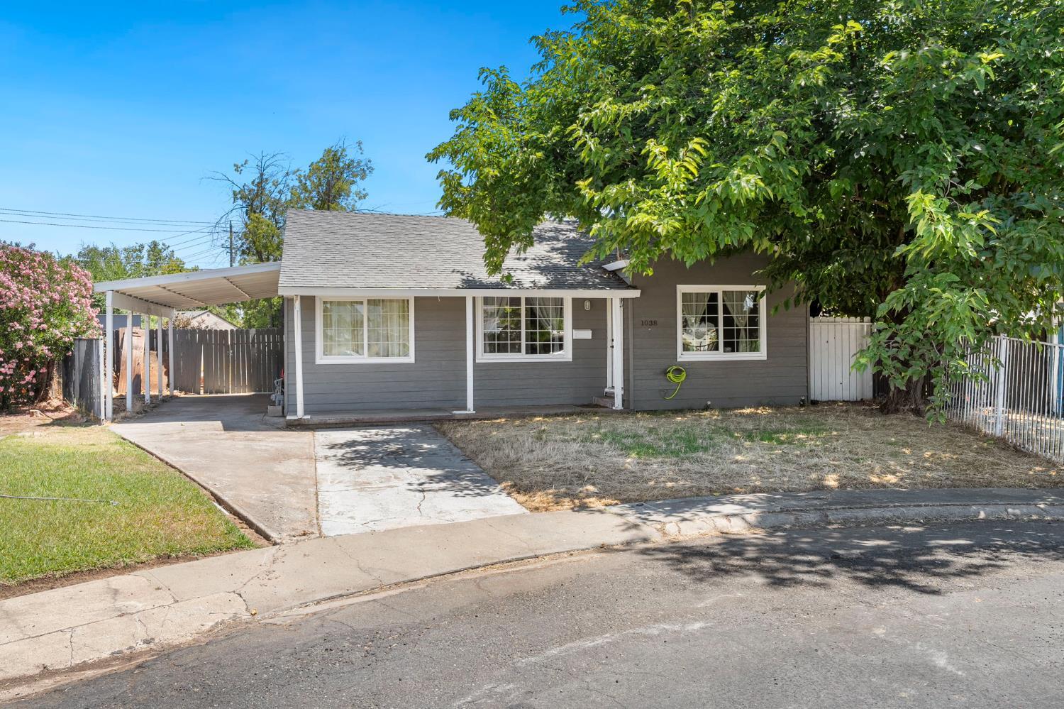 Property Photo: 1038 Macarlen Way CA 95815