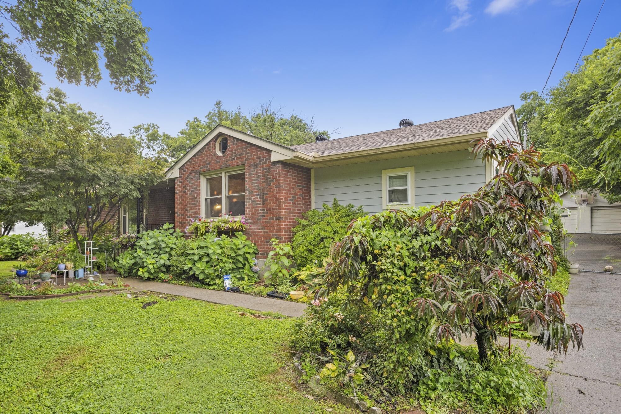 Property Photo: 4117 Saunders Ave TN 37216