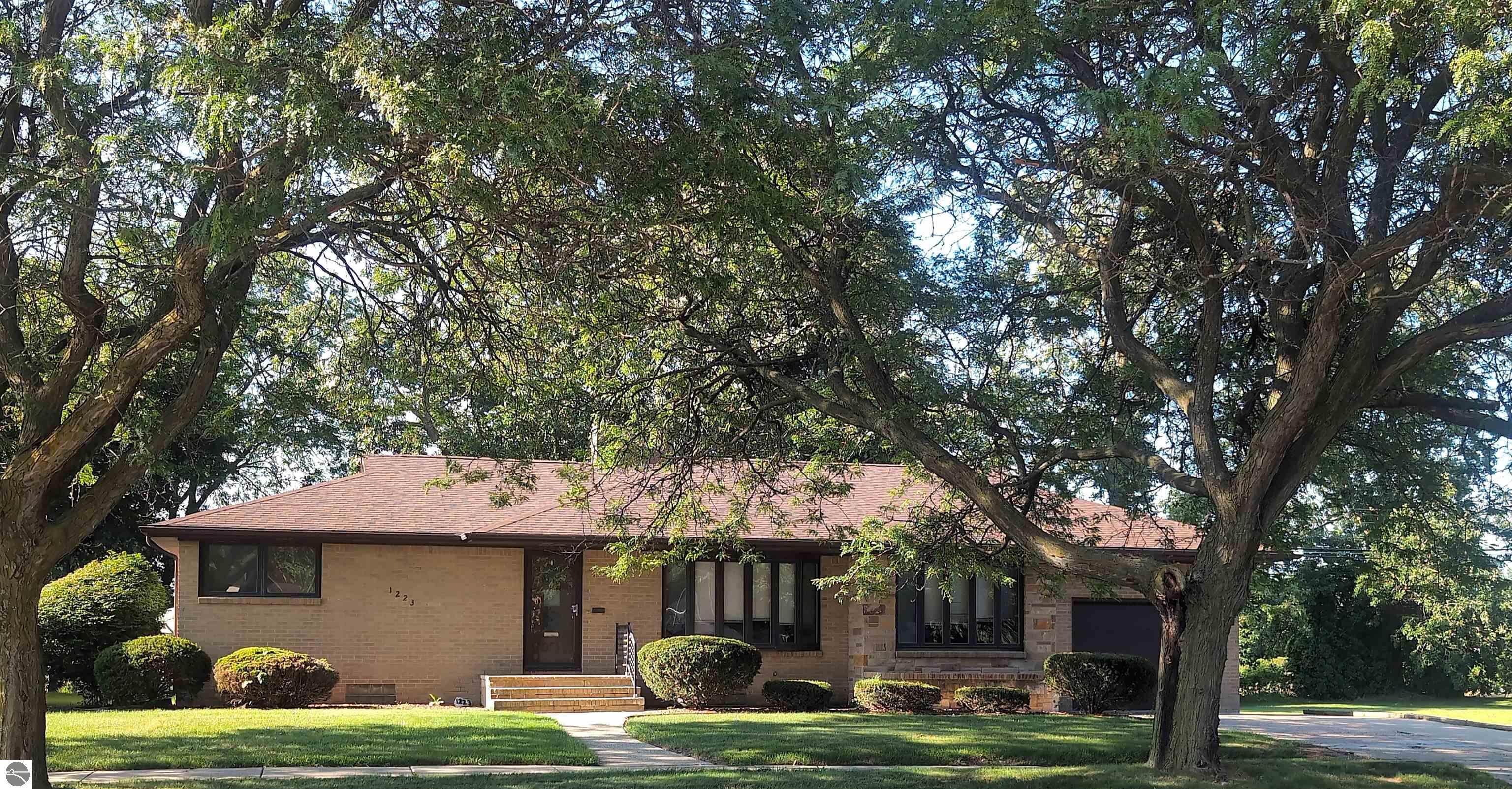 Property Photo:  1223 North Drive  MI 48858 