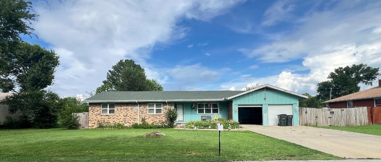 Property Photo:  1813 S  J  Street  AR 72756 