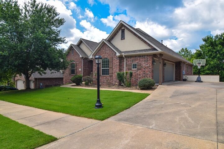 Property Photo:  3703 NW Mountainview Road  AR 72712 