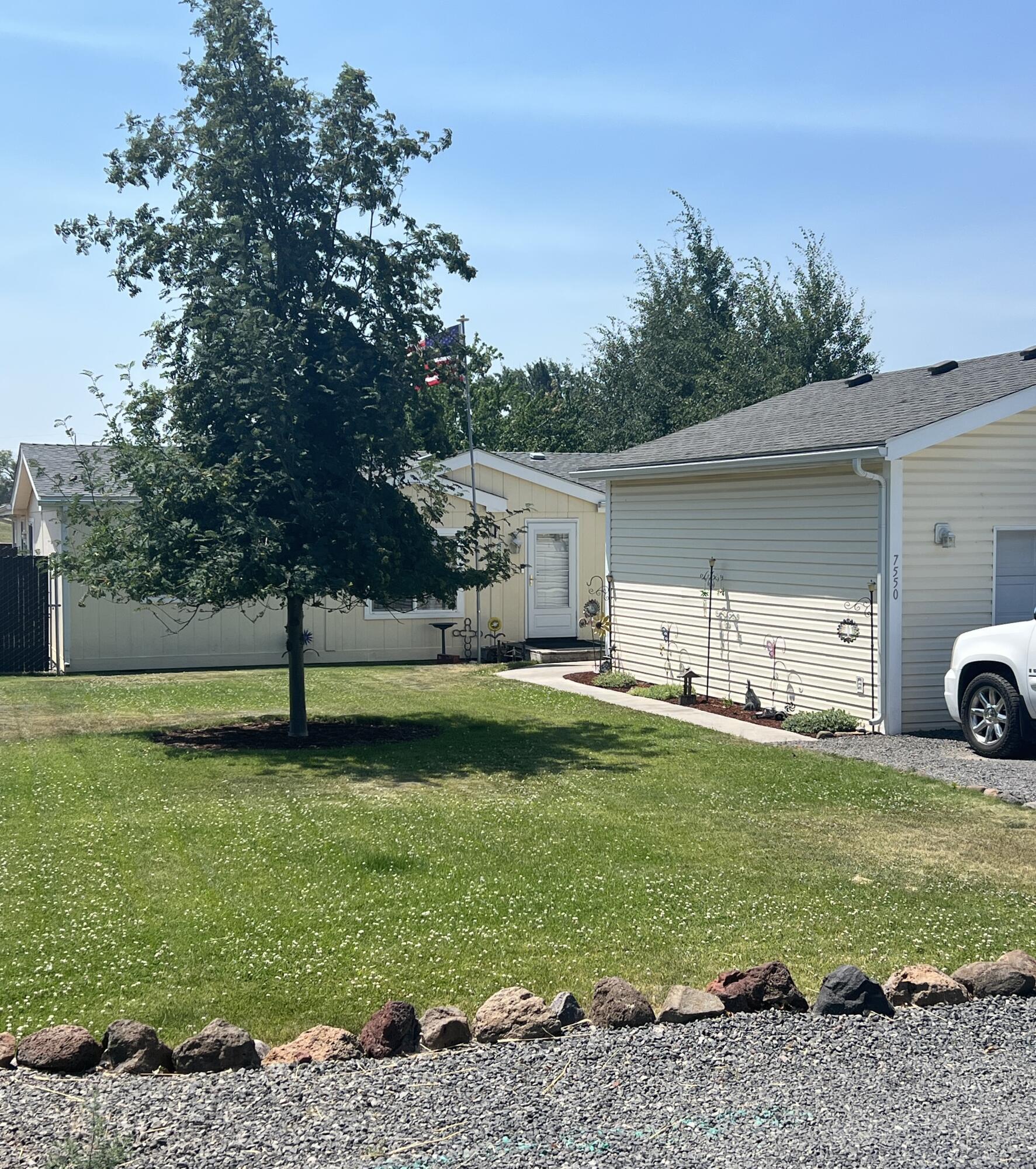 Property Photo: 7550 Hilyard Avenue OR 97603