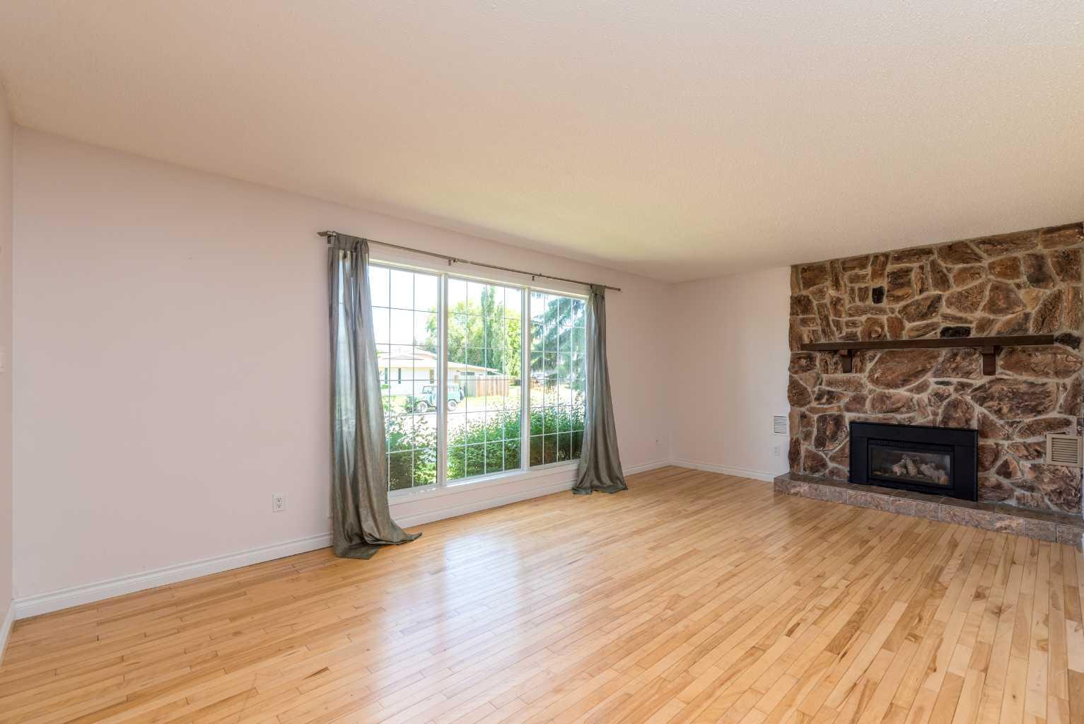 Property Photo: 3914 52 Avenue AB T9V 1P9