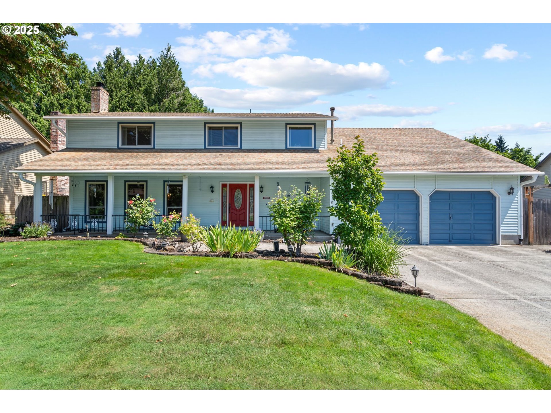 Property Photo:  2211 SE Park Crest Ave  WA 98683 