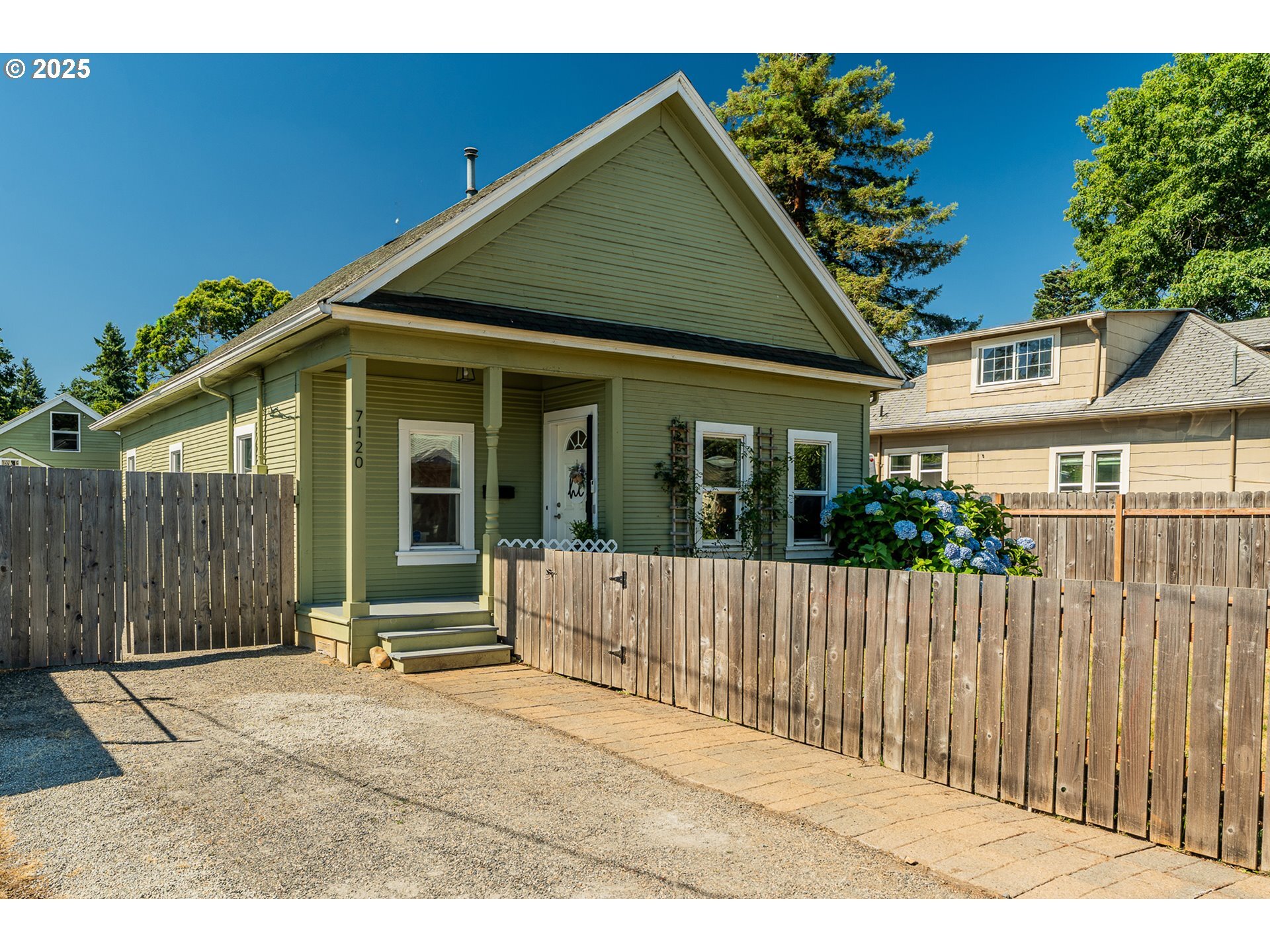 Property Photo: 7120 SE Insley St OR 97206