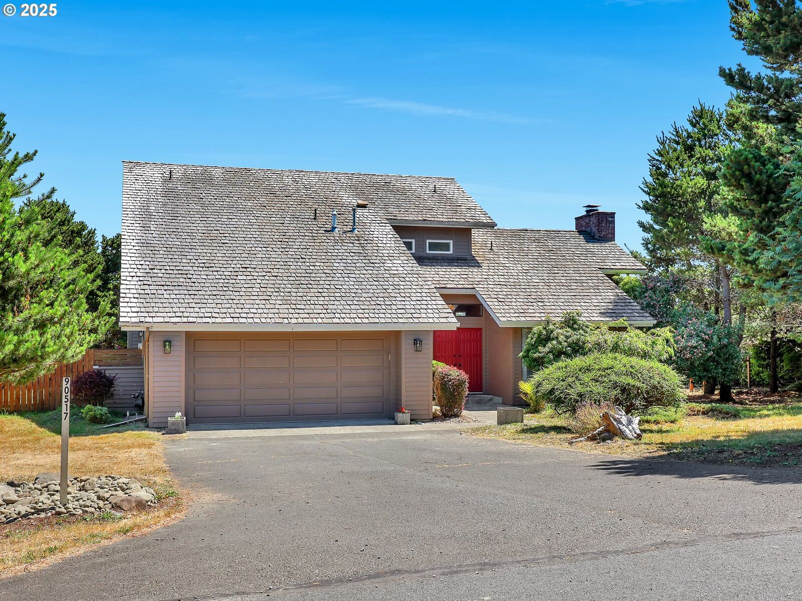 Property Photo: 90517 Birdie Dr OR 97146