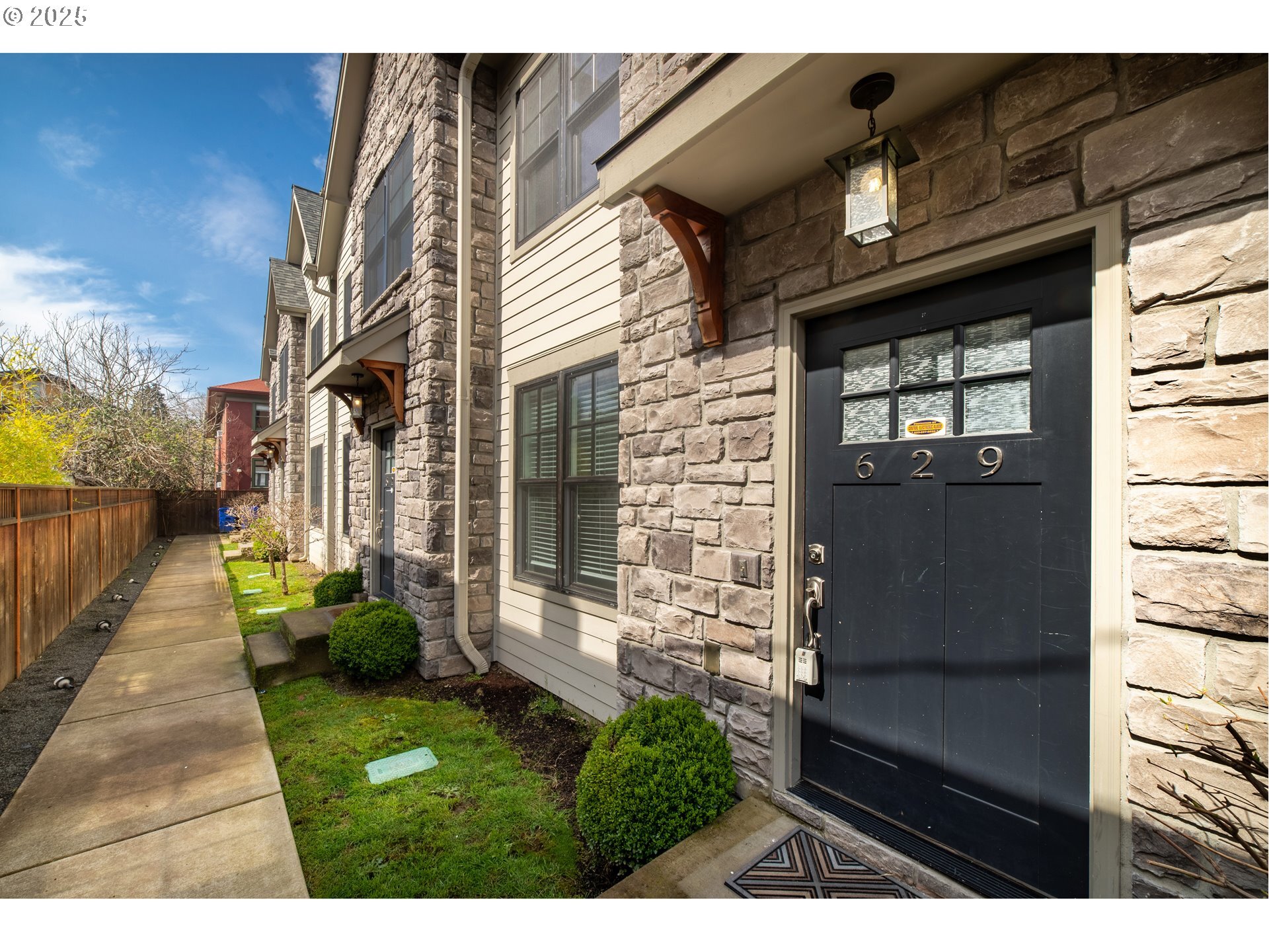 Property Photo: 623 NE Randall Ave OR 97232