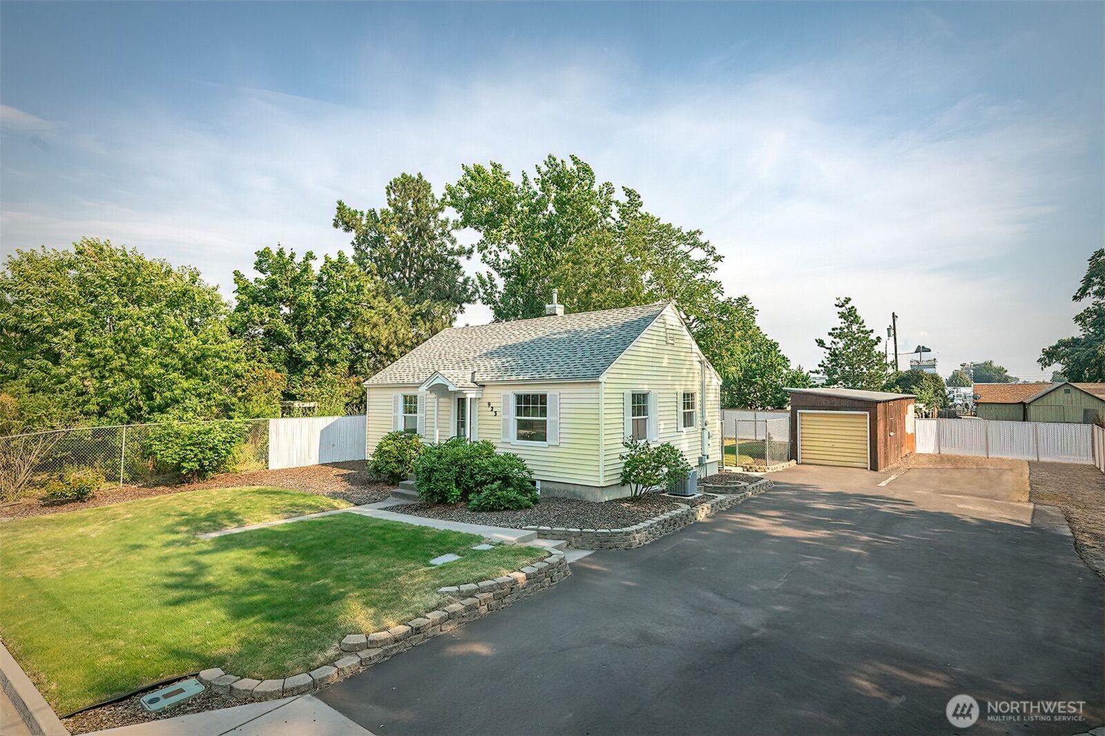 Property Photo:  923  Carrie Avenue  WA 99362 