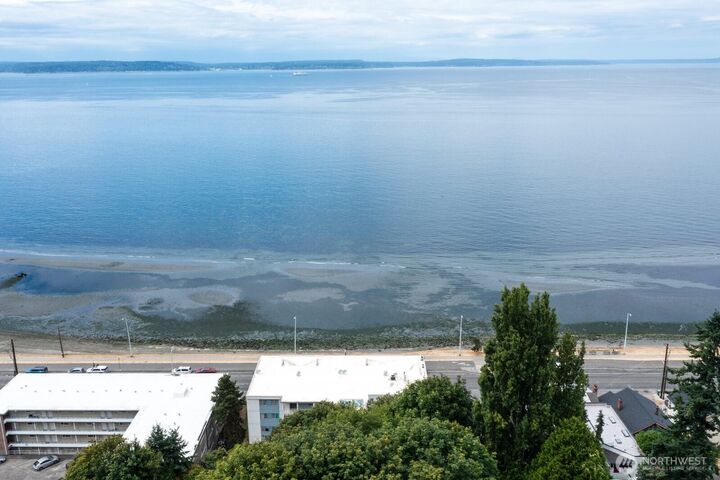 Property Photo:  2200  Alki Avenue SW 203  WA 98116 