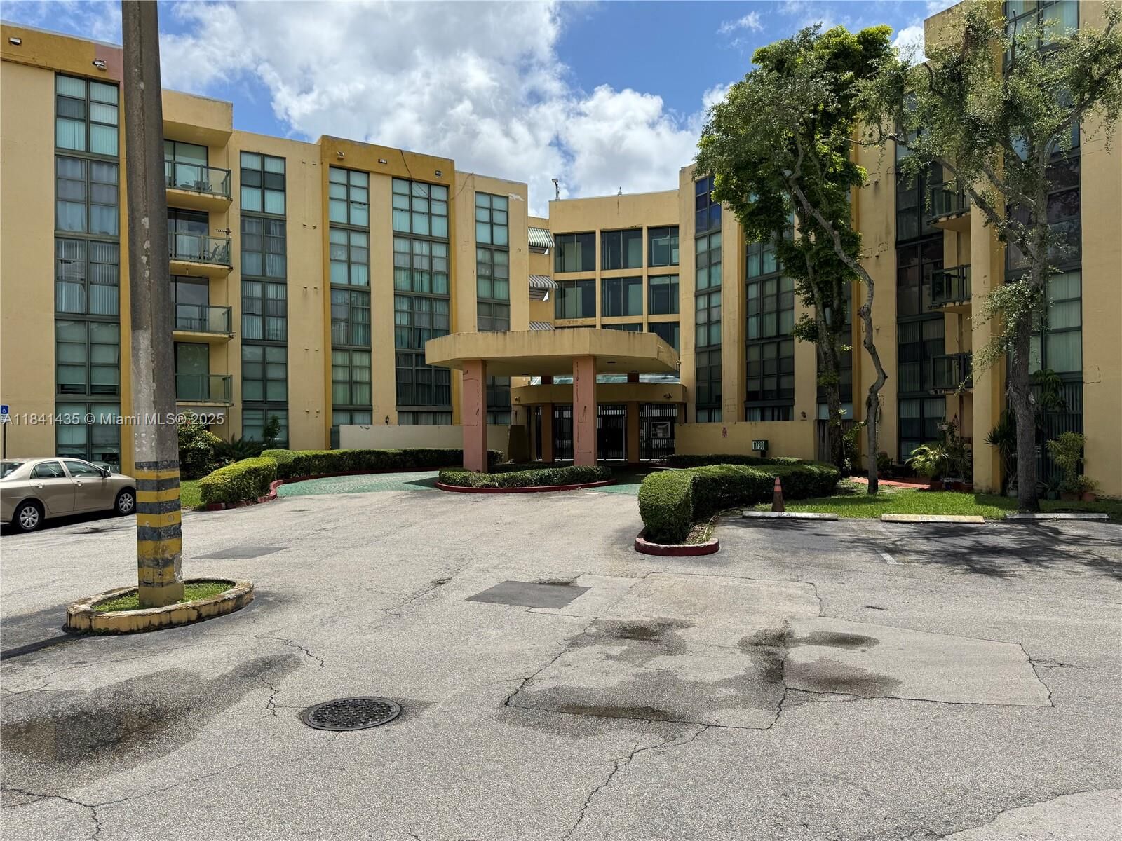 Property Photo:  11780 SW 18th St 321-2  FL 33175 