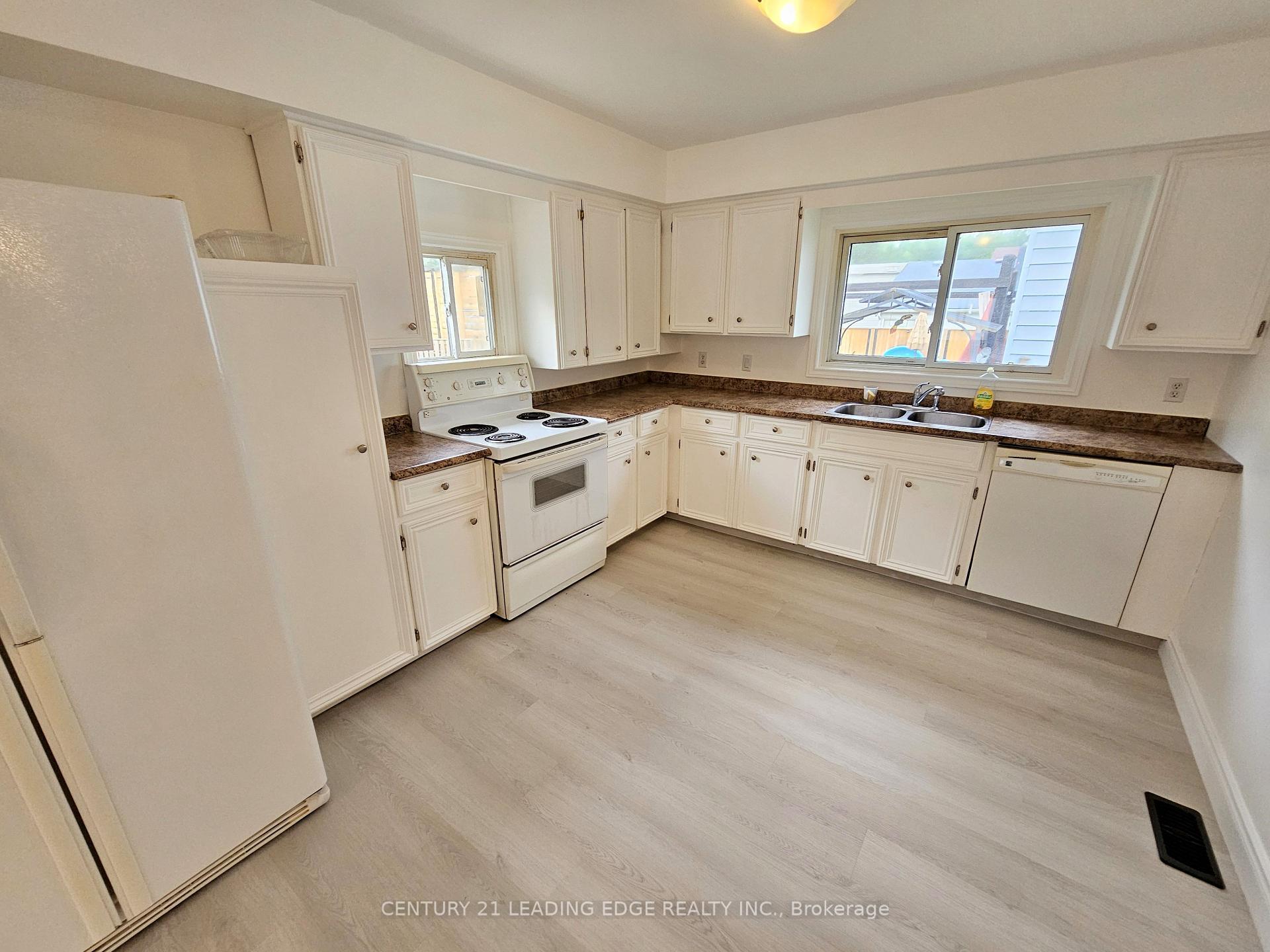 Property Photo:  261 Parkway Avenue  ON L4P 2W1 