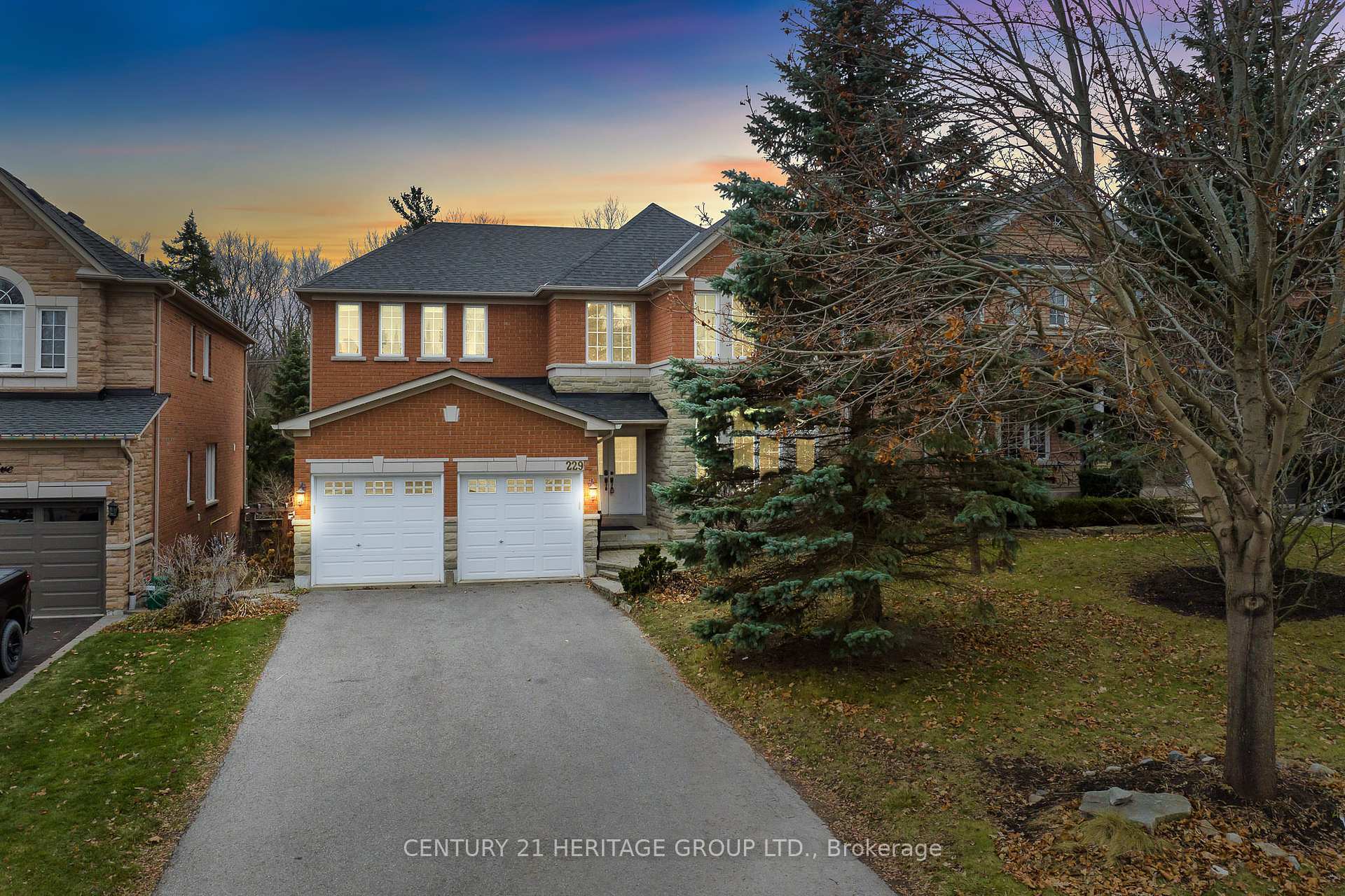 Property Photo:  229 Willis Drive  ON L4G 7M2 