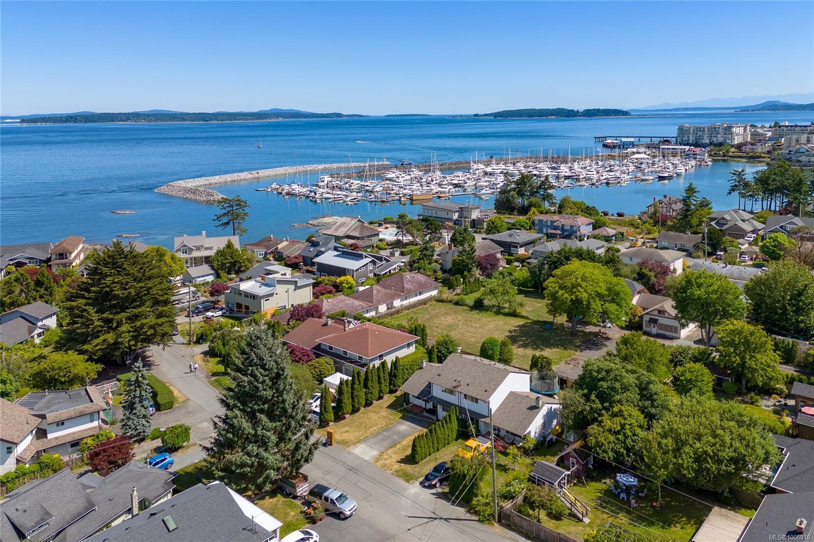 Property Photo:  2487 Shoreacres Rd  BC V8L 2E3 