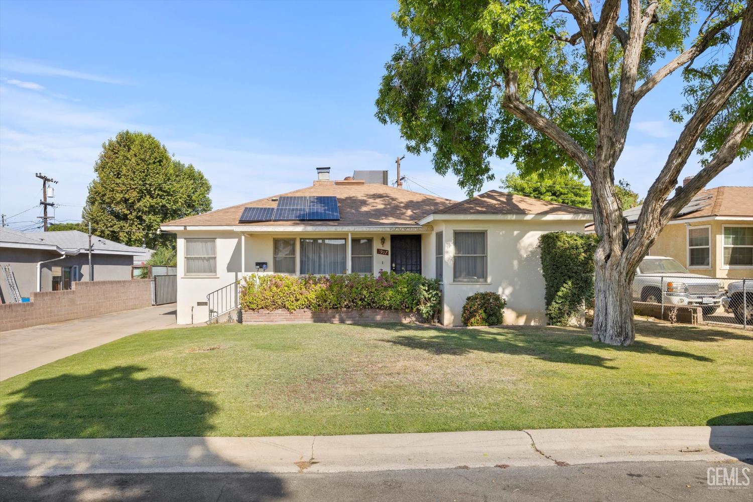 Property Photo: 2907 Morse Court CA 93308