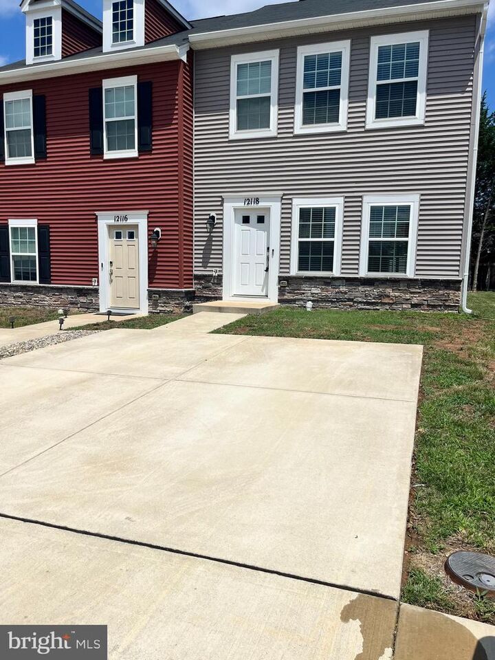 Property Photo: 12118 Bowling Farm Court VA 22407