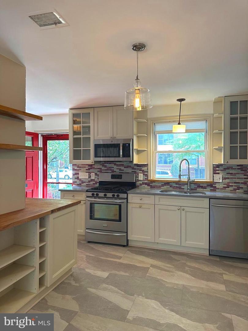 Property Photo: 3024 Mount Vernon Avenue VA 22305