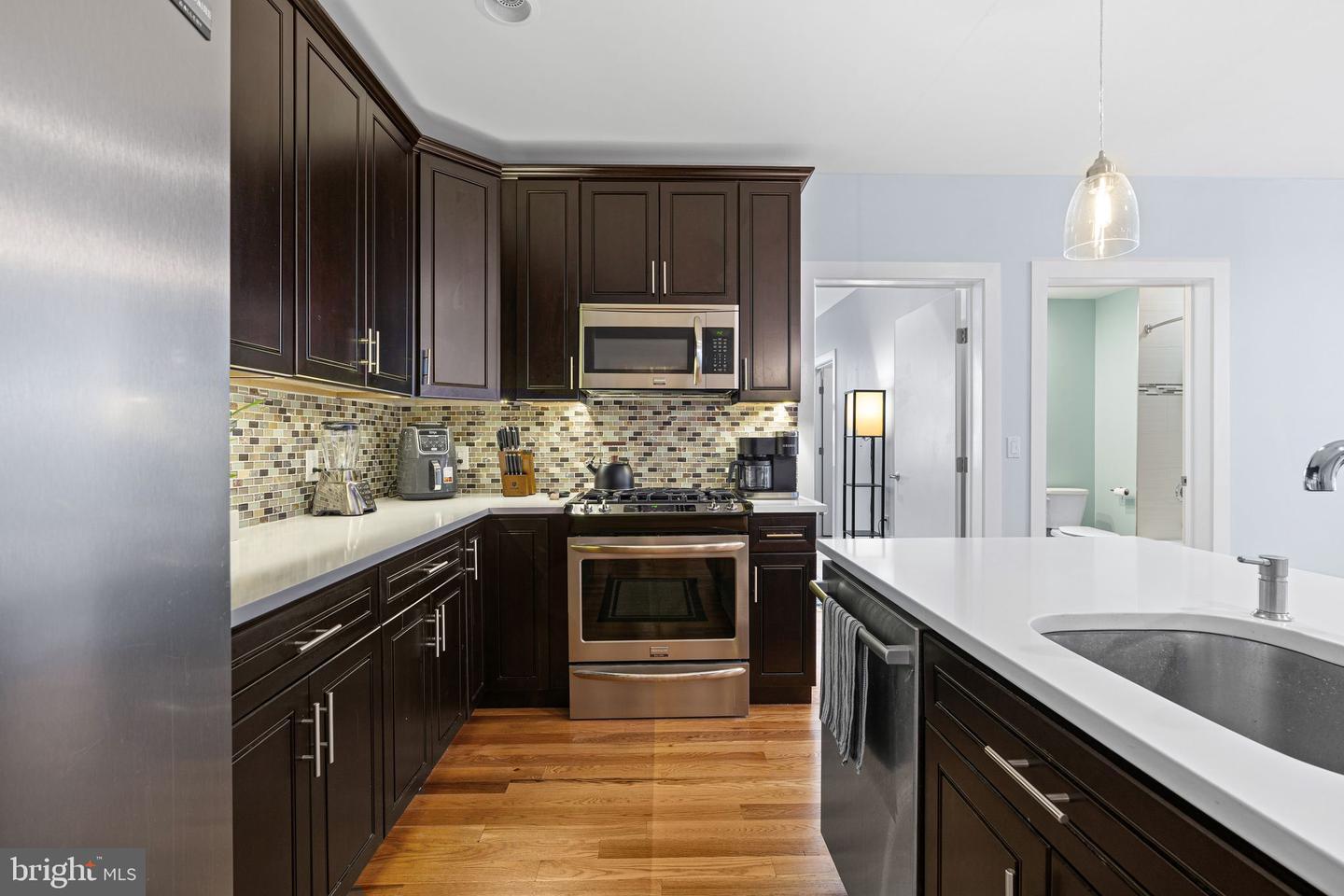 Property Photo:  233 Poplar Street 5  PA 19123 