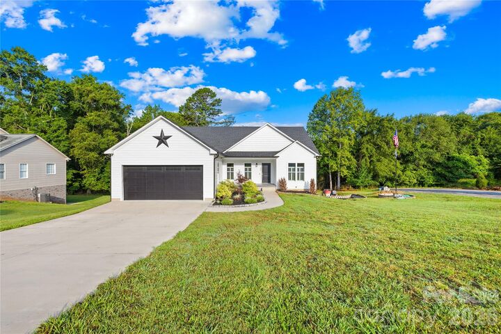 Property Photo:  300 Hidden Creek Drive  NC 28152 