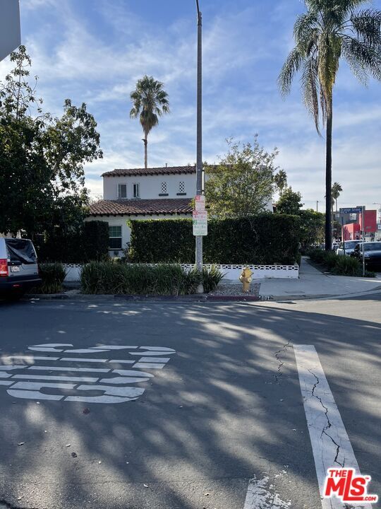 Property Photo:  859 N Orange Grove Ave  CA 90046 
