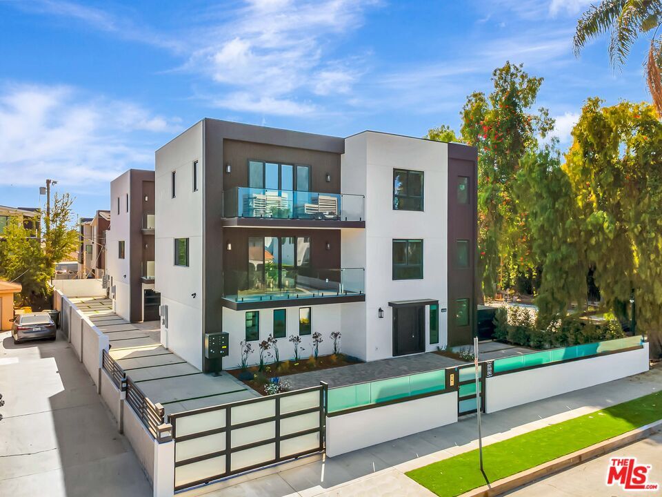 Property Photo: 1921 Federal Ave CA 90025
