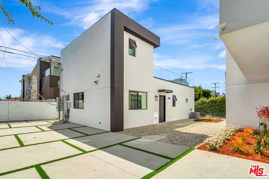 Property Photo: 1921 Federal Ave CA 90025